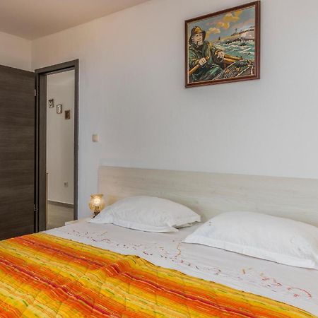 Lovely Apartment In Mali Losinj With Kitchen المظهر الخارجي الصورة