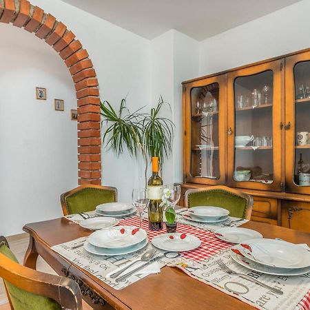 Lovely Apartment In Mali Losinj With Kitchen المظهر الخارجي الصورة