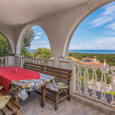 Lovely Apartment In Mali Losinj With Kitchen المظهر الخارجي الصورة