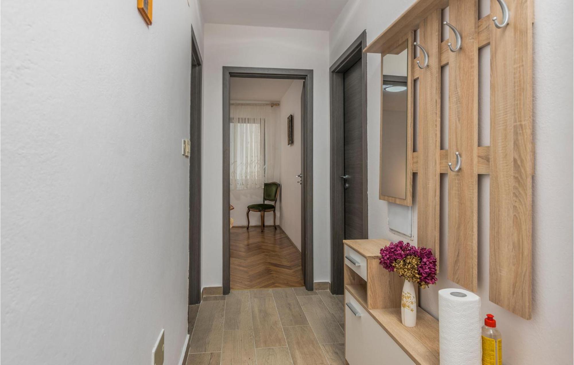 Lovely Apartment In Mali Losinj With Kitchen المظهر الخارجي الصورة
