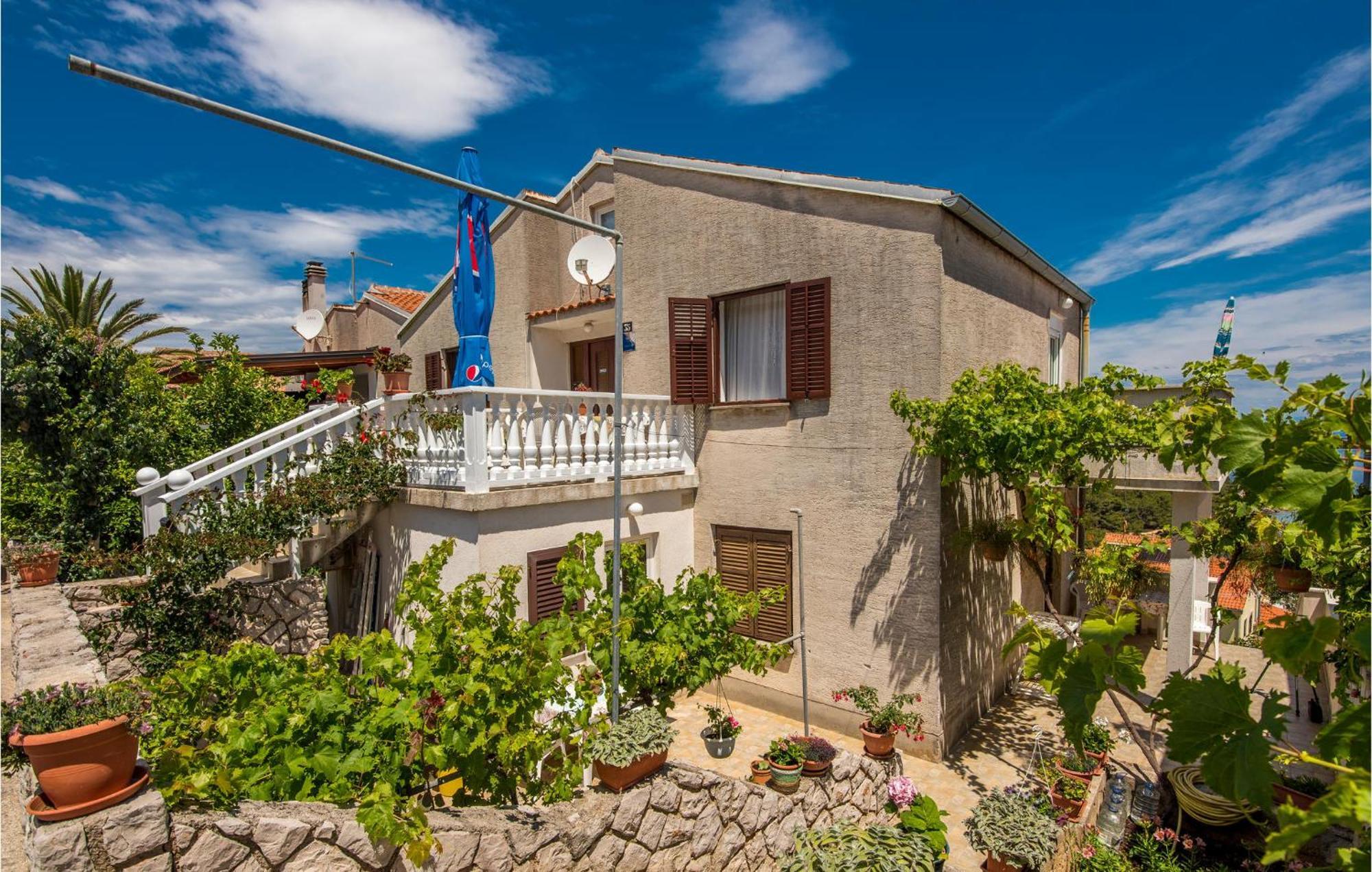 Lovely Apartment In Mali Losinj With Kitchen المظهر الخارجي الصورة